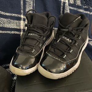 Jordan 11 Retro. Black/ multicolor. Boys size 2.5